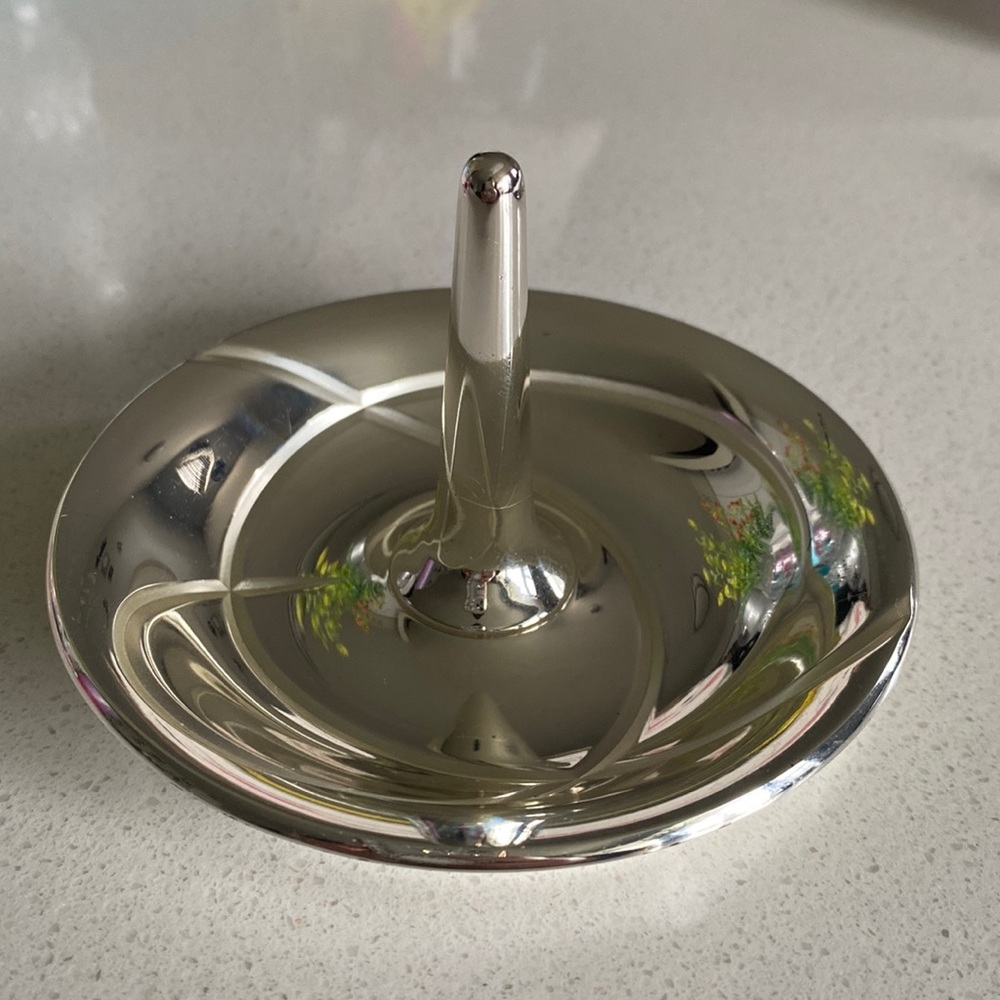 Lenox ring holder